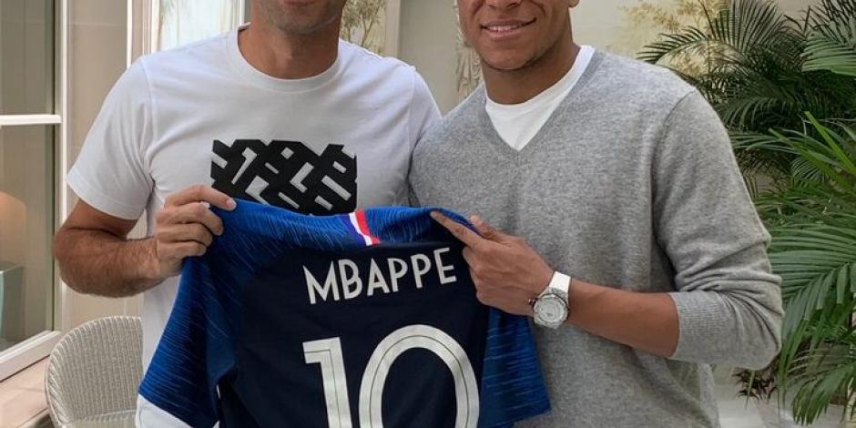 Kylian Mbappé le regala una camiseta de Francia a Roger Federer