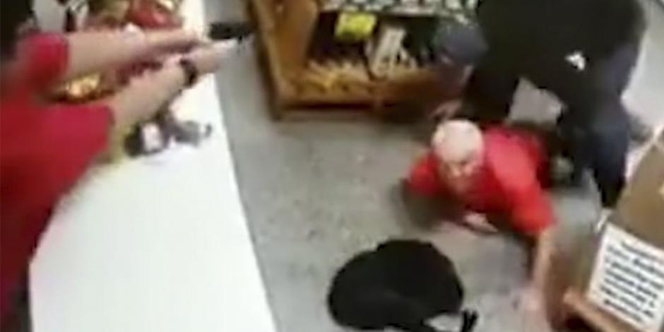 VIDEO: Intenta asaltar una tienda y se lleva un disparo en la espalda
