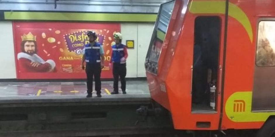 Muere mujer al arrojarse a vías del Metro en Centro Médico