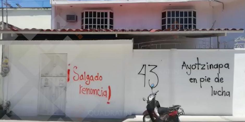 Normalistas de Ayotzinapa vandalizan oficinas de Educación en Guerrero