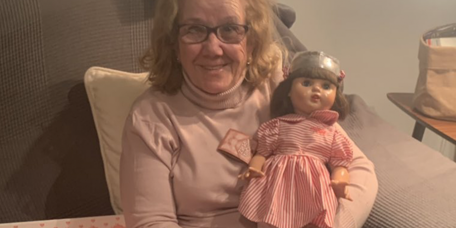 VIDEO: Conmueve abuelita que recibe juguete luego de 71 años