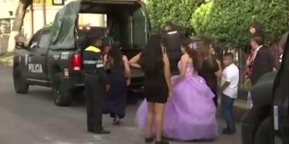 VIDEO: Por bloqueo en Circuito, quinceañera cambia limusina por patrulla
