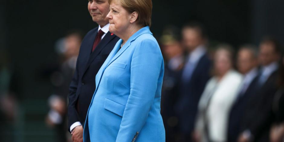 Por tercera vez en un mes, Angela Merkel tiembla durante acto oficial