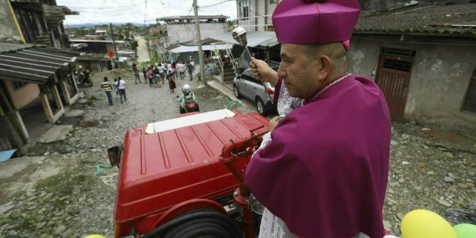 Con agua bendita, así combate un obispo la violencia en Colombia