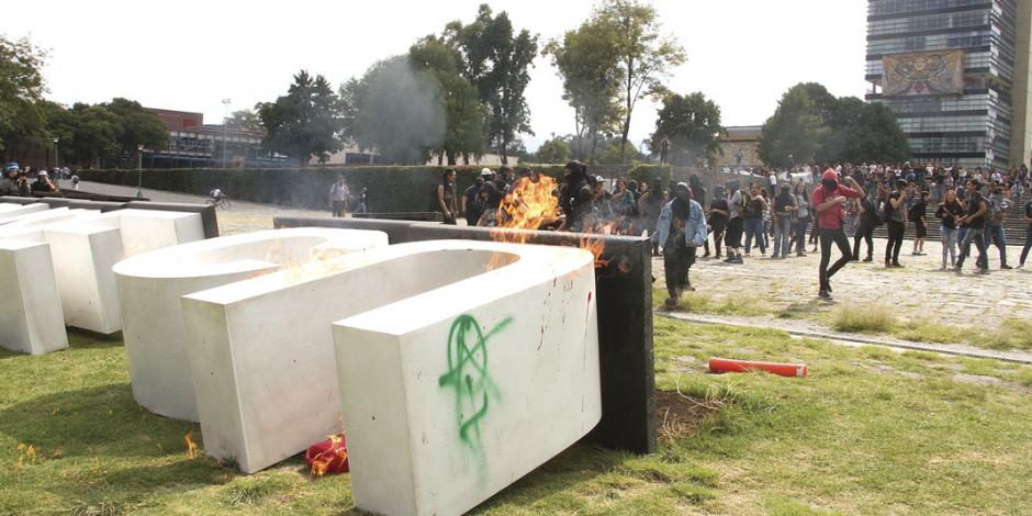 Rompen, pintan y prenden fuego; “burda provocación”: UNAM