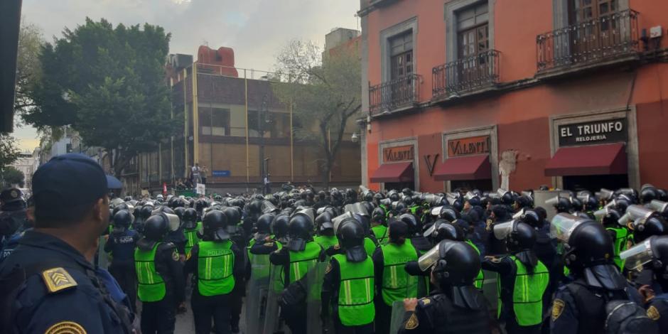 VIDEO: Encapuchados agreden a policías que los encapsularon en 5 de Mayo