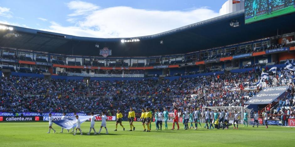 Homenajean con un minuto de aplausos a José José en el Estadio Hidalgo