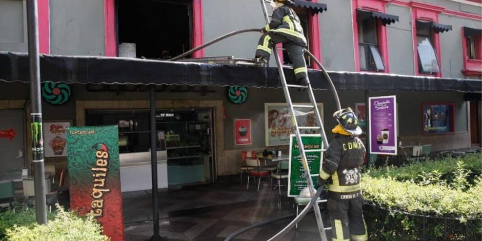 Servicios de emergencia atienden incendio en Zona Rosa
