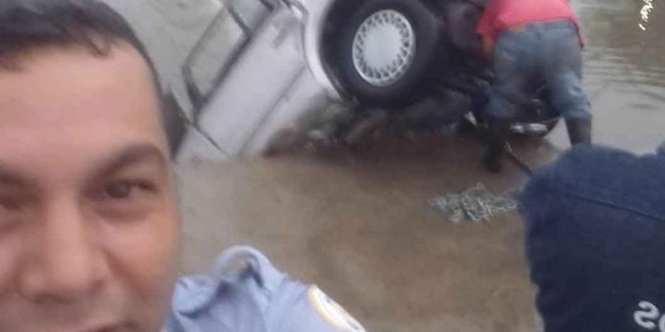 Policía de tránsito se toma selfie en accidente donde murió una persona