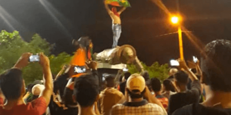 VIDEO: Derriban estatua de Hugo Chávez por presunto fraude en Bolivia