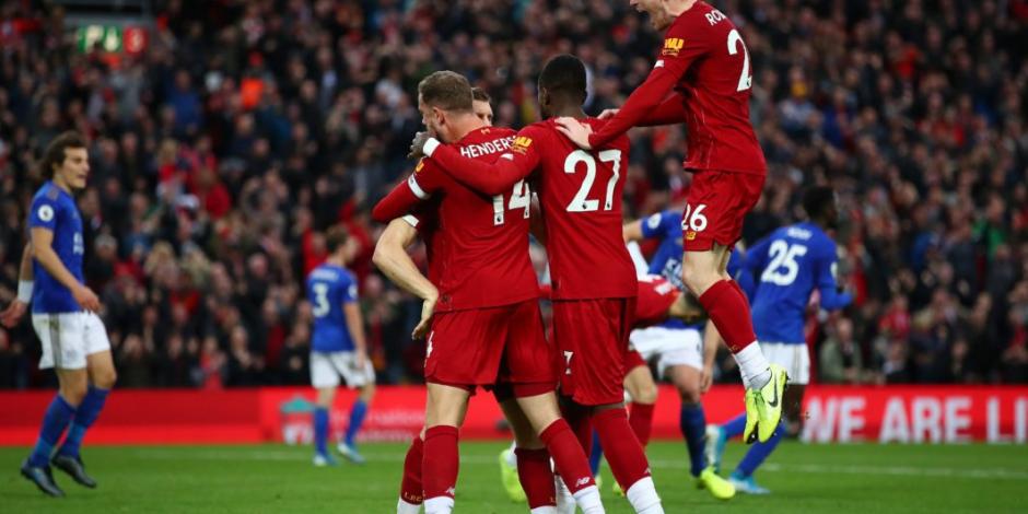 Liverpool vence agónicamente a Leicester y sigue líder en Inglaterra