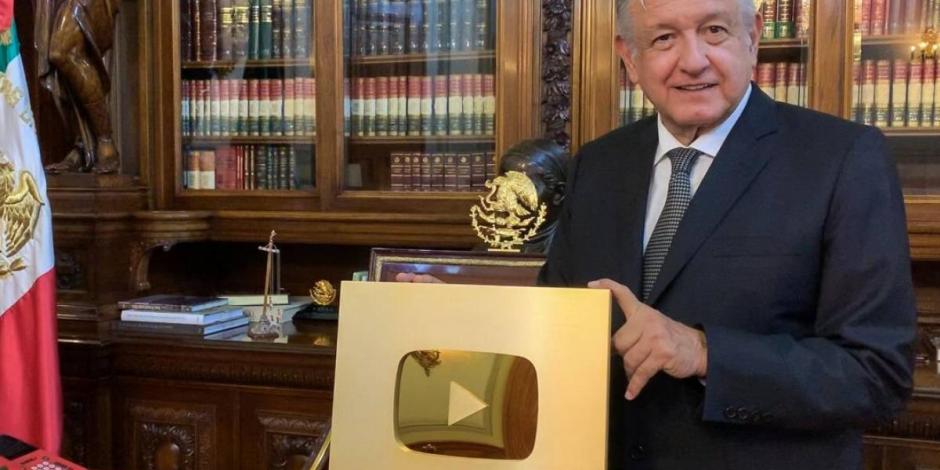 AMLO presume Botón de Oro de YouTube; lo dedica a las "benditas redes"