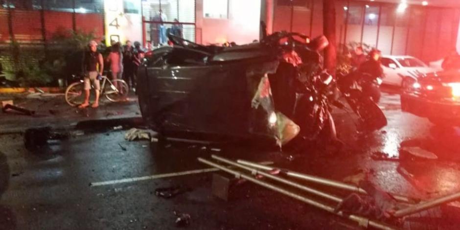 Un muerto y dos heridos deja caída de auto del segundo piso de Periférico
