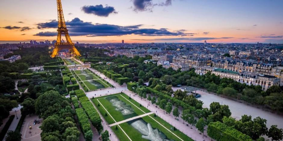 Inauguran "Beyond Walls", la cadena humana a favor de inmigrantes en la Torre Eiffel