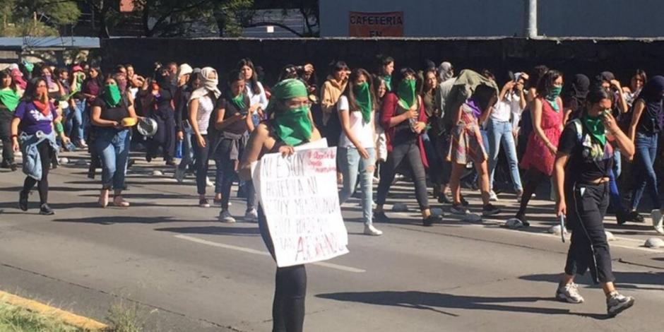 Con pintas y marcha, feministas denuncian acoso y violencia en la UNAM
