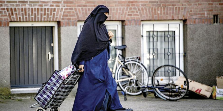 Talibanes de Afganistán ordenan a mujeres cubrirse de pies a cabeza