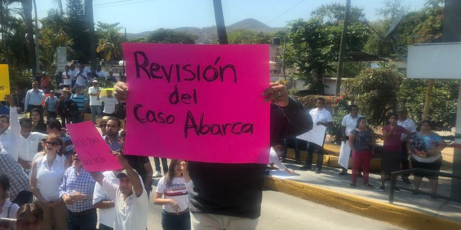 FOTOS: Hija de los Abarca pide a AMLO liberación de sus padres