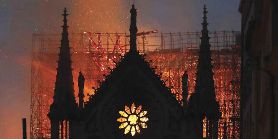 Incendio consume Notre Dame y su estructura aún peligra