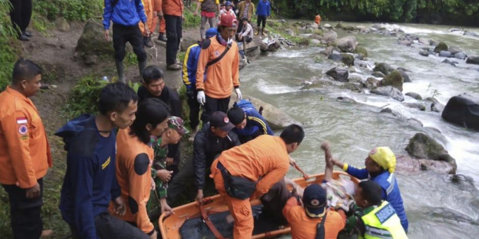 Al menos 28 muertos por camión que cayó en barranco en Indonesia