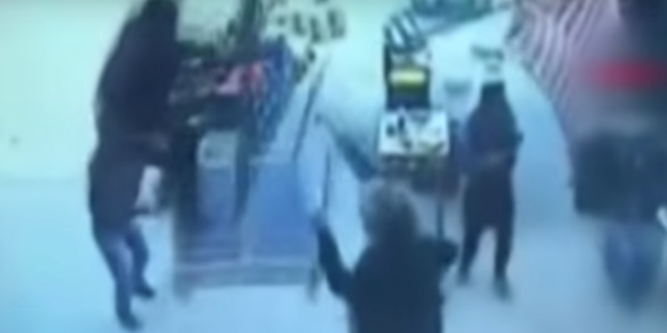 VIDEO: Un hombre sale volando con una sombrilla por los fuertes vientos