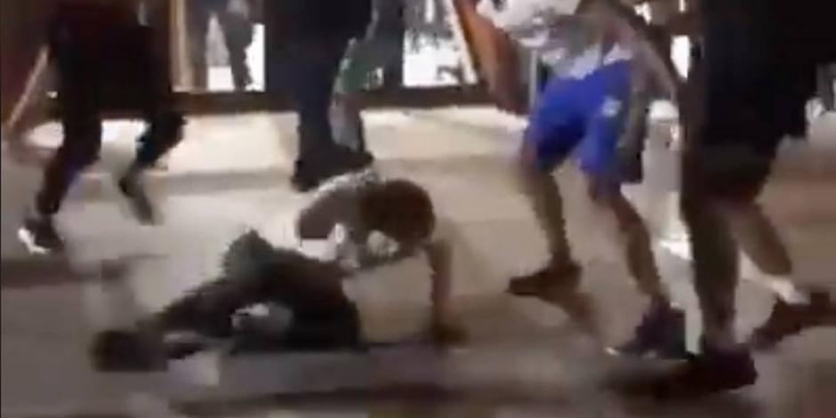 Jugadores de basquetbol golpean a aficionados en Sonora