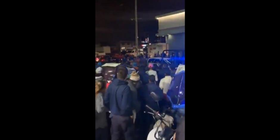 VIDEO: Riñen por surtirse de combustible en gasolinera de Neza