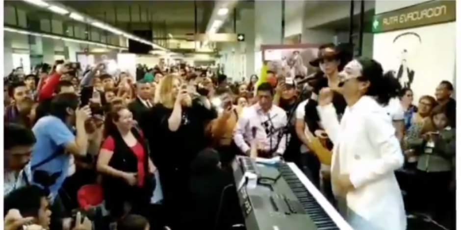 Flor Amargo y Ana Bárbara deleitan con música a usuarios del Metro