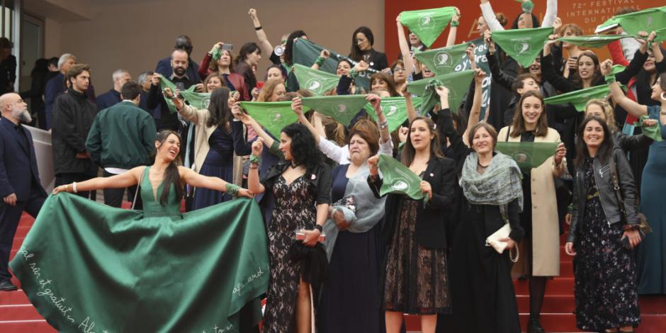 Cannes se viste de verde, protestan a favor del aborto en alfombra roja