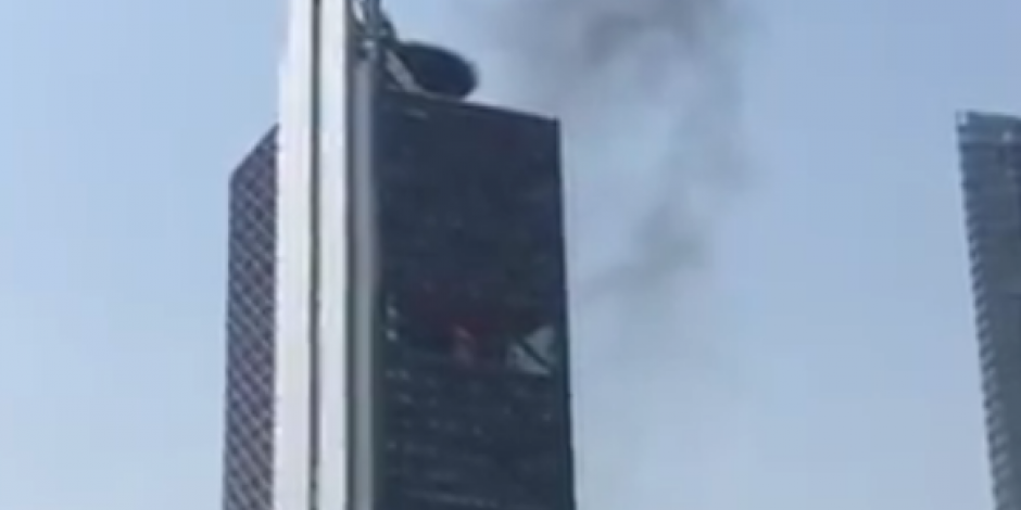 VIDEO: Reportan humo desde la Torre Bancomer por corto circuito
