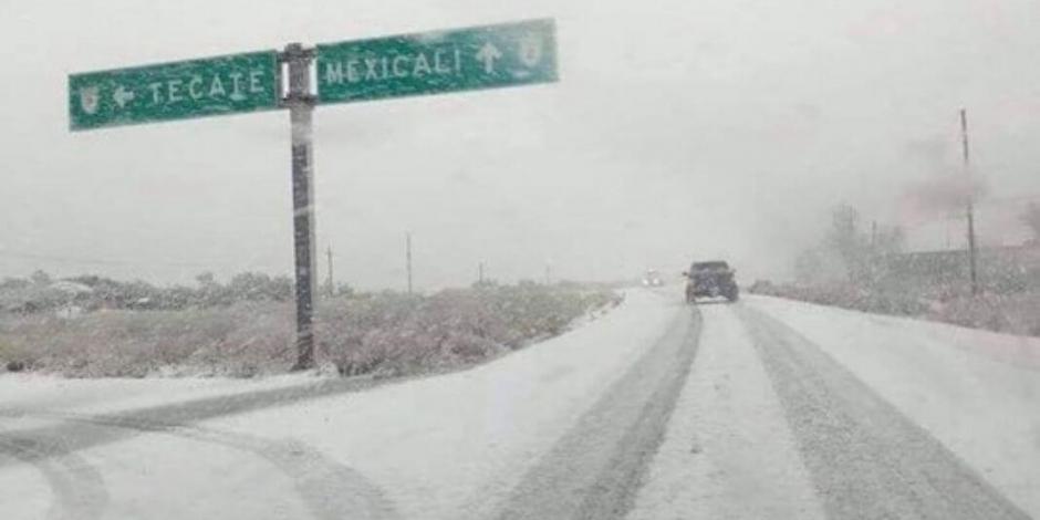 Cierran tramos de autopista en Baja California por caída de nieve