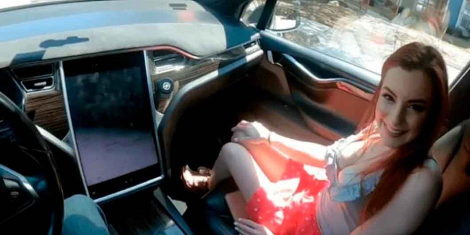 Pareja graba película porno en un Tesla con piloto automático