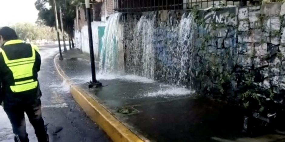 Cascada por fuga de agua en alcaldía Álvaro Obregón (VIDEOS)