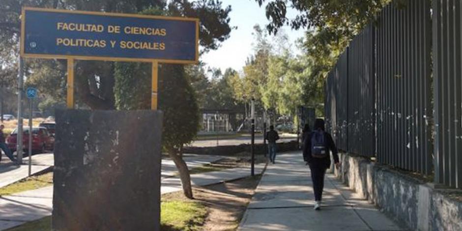 Encapuchados permiten acceso a FCPyS de la UNAM para analizar si hay clases