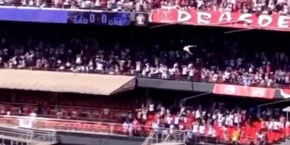 VIDEO. Aficionado del Sao Paula cae desde el tercer piso del estadio