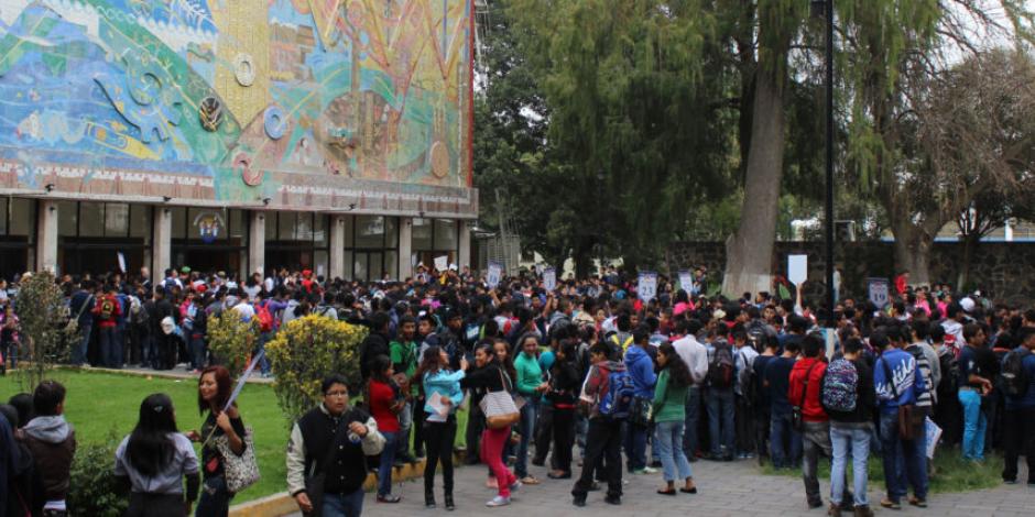 Protestan estudiantes en rectoría de Chapingo por feminicidio