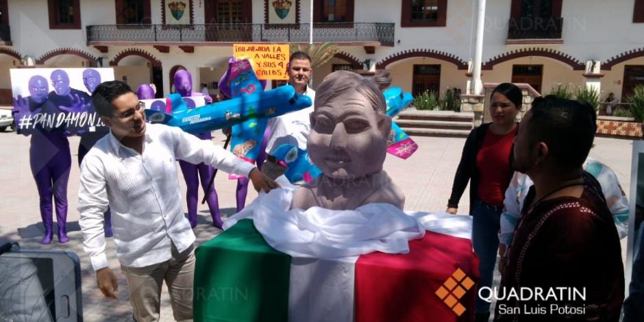 ¡Lo hizo otra vez! Creador de busto de Benito Juárez ahora hace a AMLO