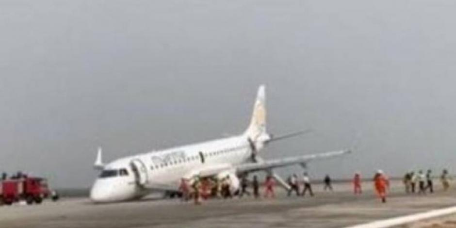 Piloto salva a 89 pasajeros tras falla en las ruedas frontales del avión