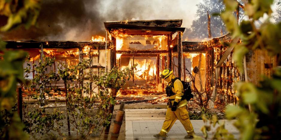 Suman más de 200 mil evacuados por incendios en California
