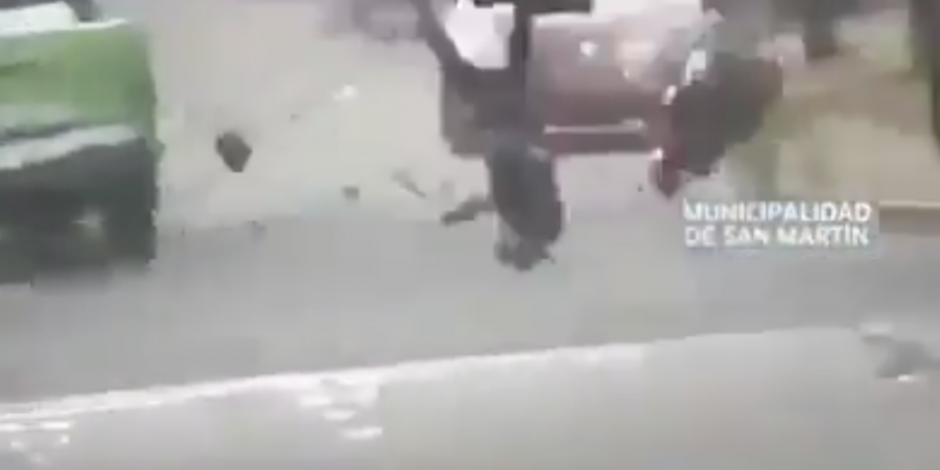 Tres ladrones roban moto, chocan con patrulla y muere uno (VIDEO)