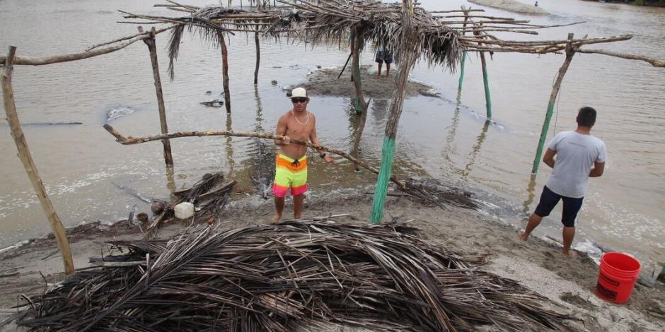 Narda se degrada a depresión, pero deja inundaciones en Guerrero