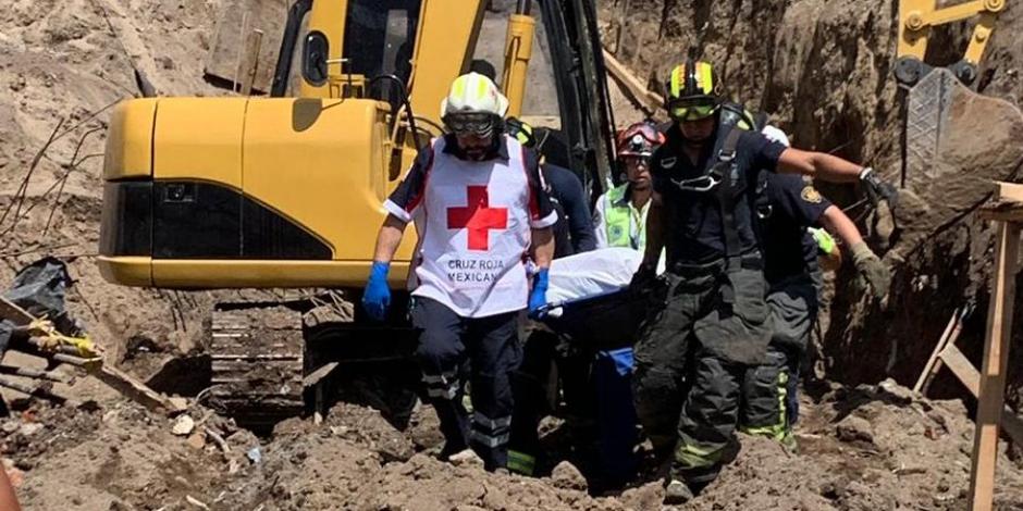 Rescatan cuerpo sepultado en obras de departamentos en la Álvaro Obregón