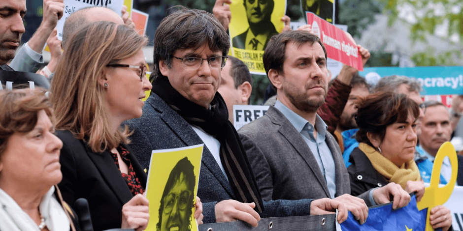 FOTOS: Aparece exlíder de Cataluña durante protesta en sede de UE