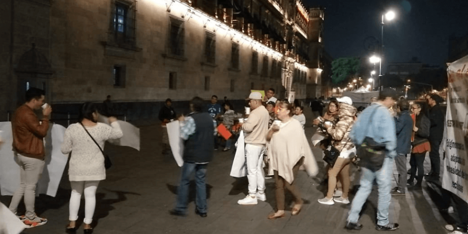 Familiares de reos y campesinos de Atenco protestan en Palacio Nacional