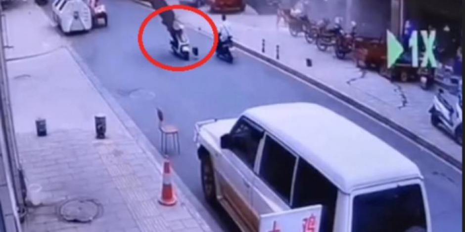 VIDEO: Tras explosión, puerta sale disparada y golpea a motociclista
