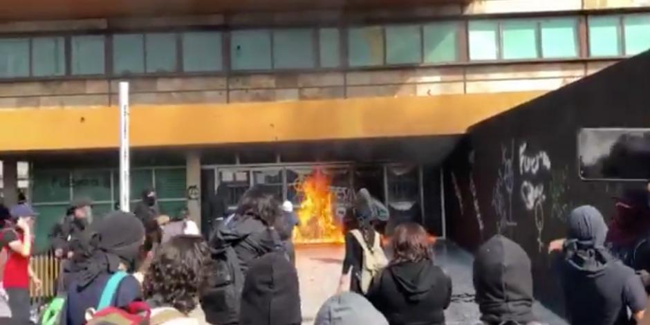 Encapuchados que infiltraron marcha vandalizan Rectoría de la UNAM (VIDEOS)
