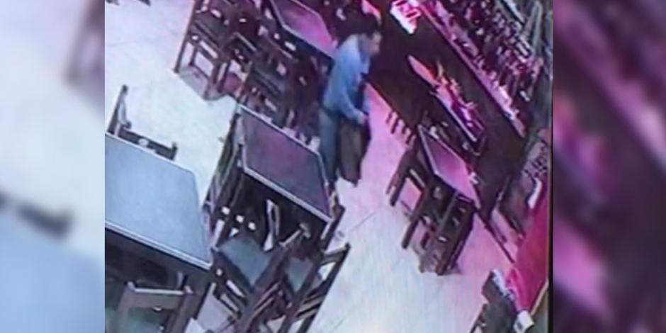 VIDEO: Finge ser mesero para robar bares y restaurantes de Zona Rosa