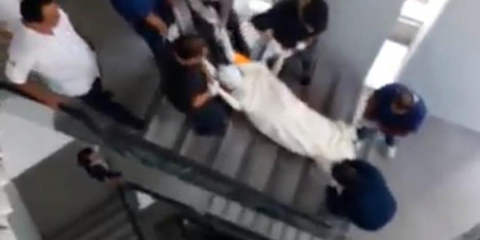 VIDEO: Bajan cadáver por escaleras tras falla en elevadores del ISSSTE Querétaro