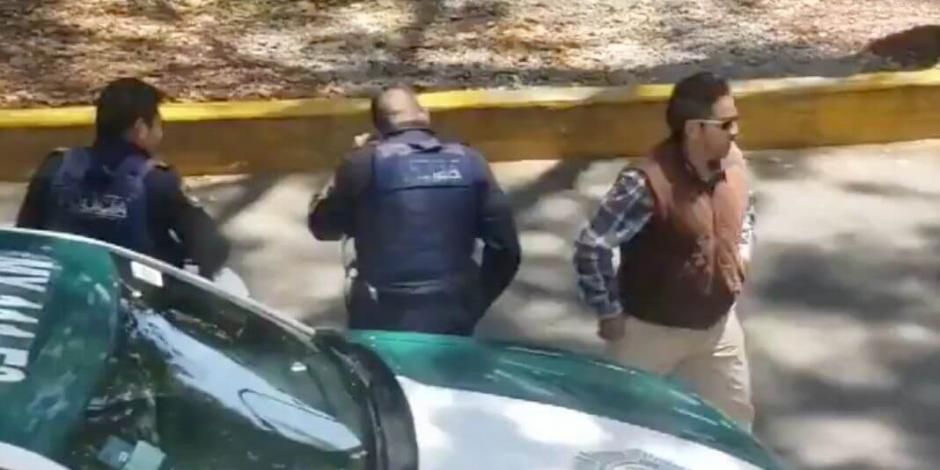 VIDEO: Policía se persigna tras recibir soborno de automovilista