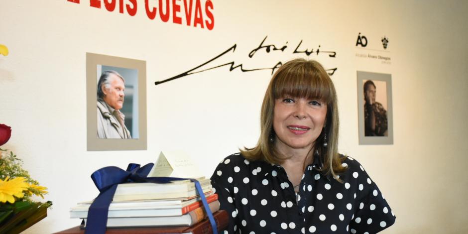 Viuda de Cuevas dona libros para nueva biblioteca