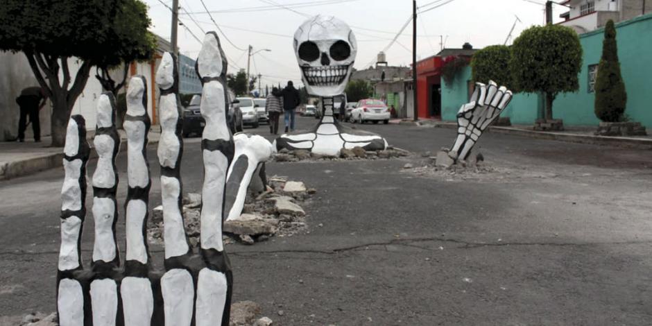 Por creatividad no paran, con cascajo y calacas decoran calles en Tláhuac
